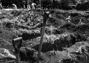 Covas abertas no cemitério de Vila Formosa, na zona leste de São Paulo (SP) (Foto: Karime Xavier/Folhapress)