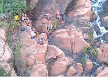 Conforme informações colhidas no local, a cachoeira tem cerca de 50 metros de altura (Foto: Reprodução/SSPDS)