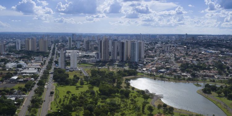 Mulher visita marido que está prestes a ser intubado com Covid-19 e descobre que ele tem amante