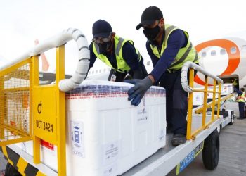 O Estado recebeu nesta quinta (1º) o maior lote de vacinas contra a Covid-19, com 371 mil doses (Foto: Tatiana Fortes/Governo do Ceará)