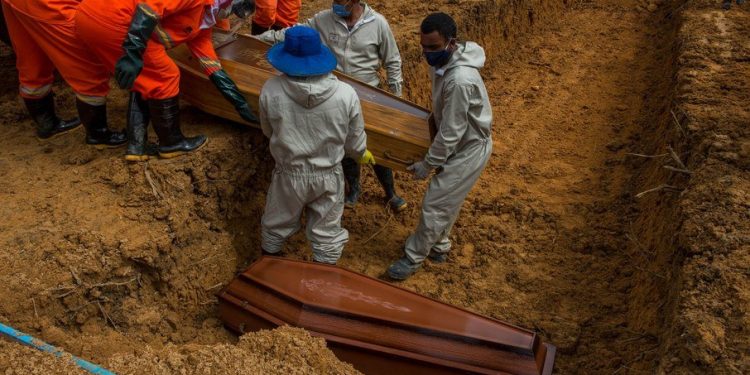 Média móvel de óbitos por Covid-19 ultrapassa 3 mil pela primeira vez no Brasil