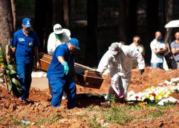 Movimentação no Cemitério Vila Formosa o maior Cemitério da América Latina localizado na zona leste da cidade de São Paulo (Foto: Roberto Costa/Código 19/Agência O Globo)