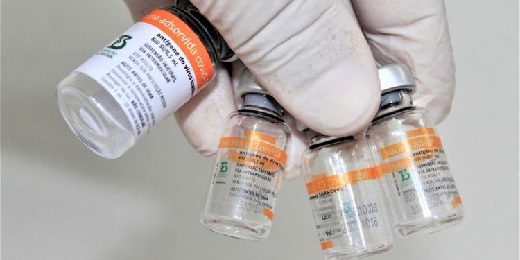 Ceará recebe mais de 190 mil doses de vacinas contra Covid-19 nesta quinta-feira (29), e primeiro lote da Pfizer chega em maio, diz Camilo