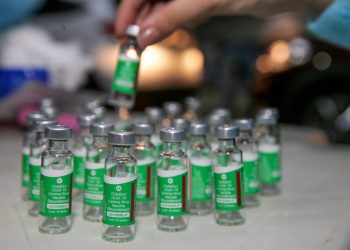 Milhares de doses da vacina contra Covid-19 estão divididas nos centros de vacinação de Fortaleza (Foto: Camila Lima)