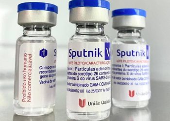 Imagem de frascos da vacina Sputnik V feita no Brasil divulgada pela Embaixada da Rússia no Brasil (Foto: Reprodução/Facebook/Embaixada da Rússia no Brasil)