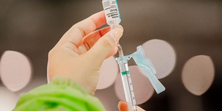 Consumo de bebida alcóolica não interfere na imunização contra Covid-19, afirma especialista