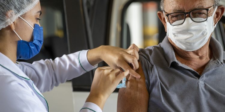 Ceará aplica 97% das primeiras doses de vacinas contra Covid-19 distribuídas aos municípios