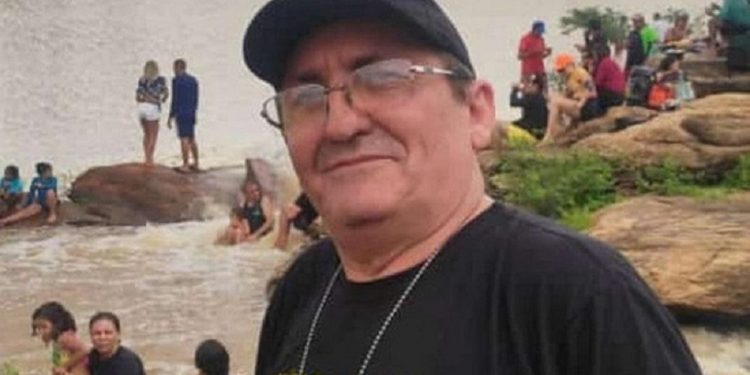 Preso algemado toma arma de escrivão e mata policial civil dentro de delegacia, em Tauá