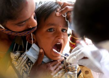 Enfermeira faz exame de coronavírus em Bangalore, em 19 de abril (Foto: Jagadeesh NV /EFE)