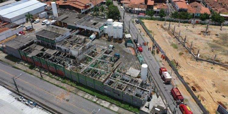 Explosão em empresa de oxigênio deixa cinco feridos e causa danos em residências em Fortaleza