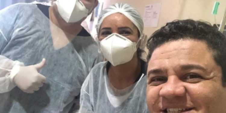 Cantor Fábio Carneirinho recebe alta após uma semana internado com Covid-19