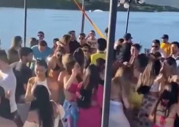 Ao som do “meme do caixão”, festa gera aglomeração no Crato; veja vídeo