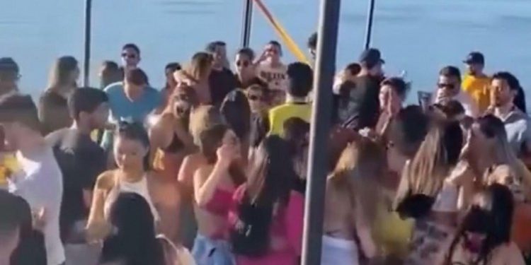 Ao som do “meme do caixão”, festa gera aglomeração no Crato; veja vídeo