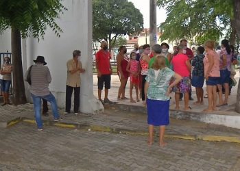 Idosos que buscaram segunda dose da vacina contra Covid-19 em Juazeiro do Norte, no Ceará, não receberam o imunizante (Foto: TVM/Reprodução)