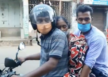 Mulher é transportada por filho e genro em moto devido a falta de carro funerário na Índia (Foto: Reprodução/ Twitter)