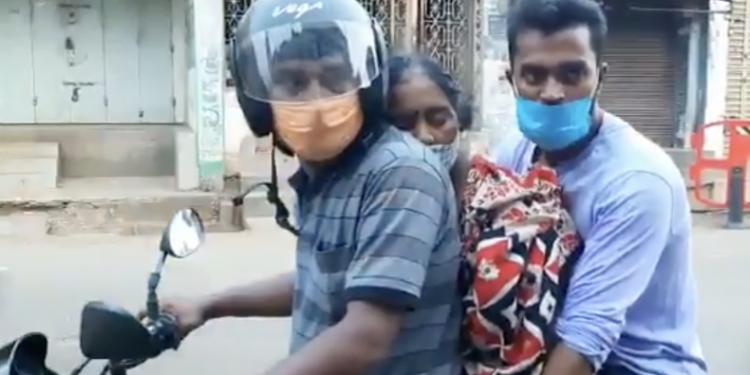 Sem carro funerário, homens transportam cadáver em moto