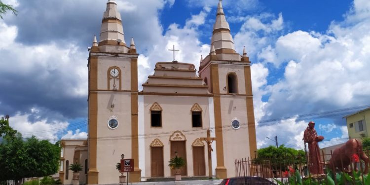 Com pandemia batendo recorde de mortes, STF decide manter fechados templos e igrejas no Brasil