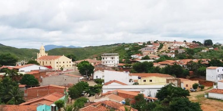 Menino de 3 anos morre afogado ao cair em poço no quintal de casa, no interior do Ceará