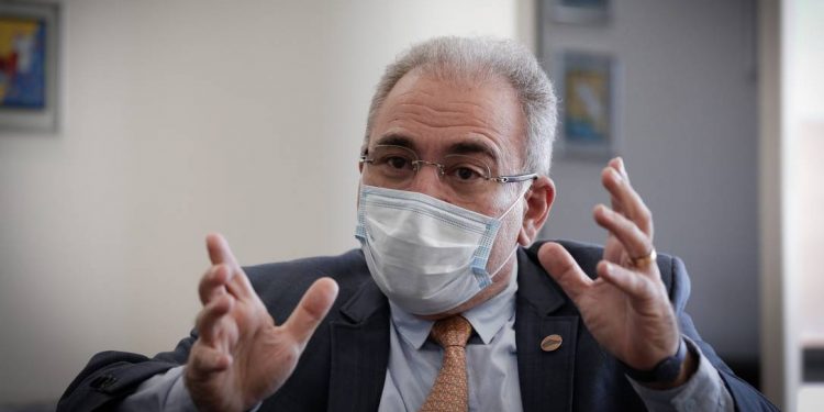 Ministro da Saúde vai lançar protocolo para uso de medicamentos contra Covid-19, incluindo cloroquina, de ineficácia comprovada