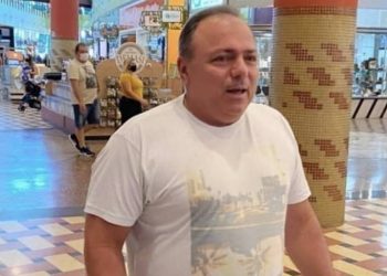 Ex-ministro da Saúde Eduardo Pazuello circula sem máscara no shopping Manaura, de Manaus (Foto: Jaqueline Bastos/Arquivo Pessoal)