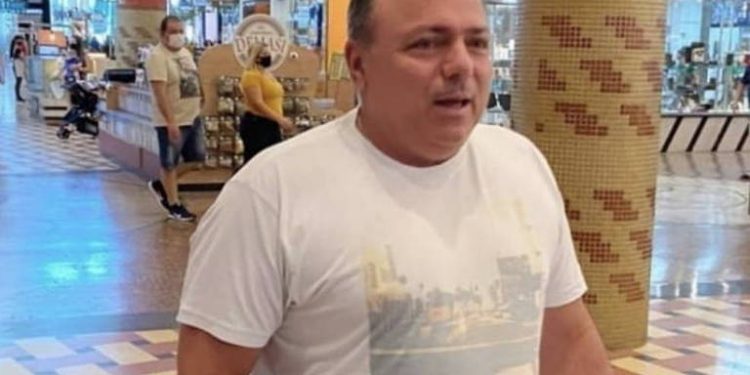 Sem máscara, Pazuello ironiza uso de proteção em shopping de Manaus: ‘Onde compra isso?’