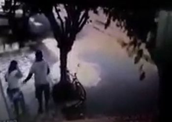 Mulher estava varrendo a calçada de uma casa quando sofreu a importunação sexual em Juazeiro do Norte, no interior do Ceará (Foto: Reprodução)