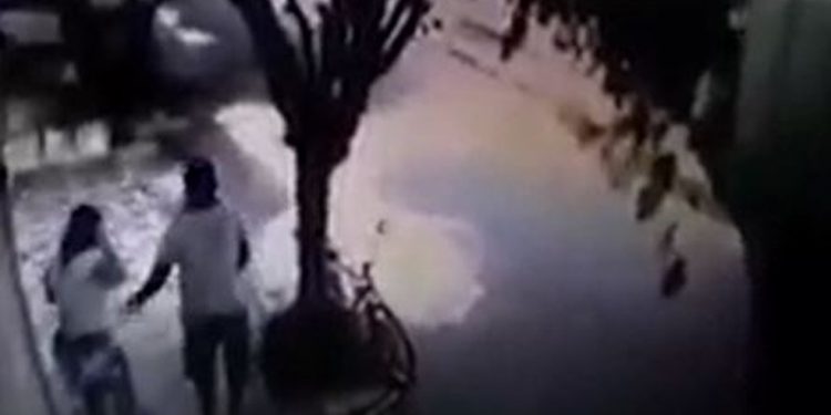 Câmera de vizinho flagra homem mostrando órgão genital a mulher que varria calçada em Juazeiro do Norte