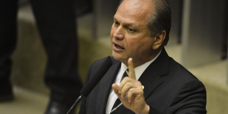 “Só o professor não quer trabalhar na pandemia”, diz Ricardo Barros, líder do governo na Câmara