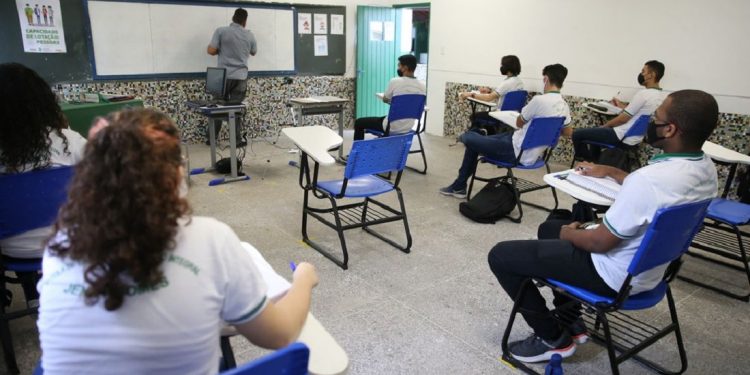 Profissionais da educação pública no Ceará se posicionam contra retorno presencial até 9º ano