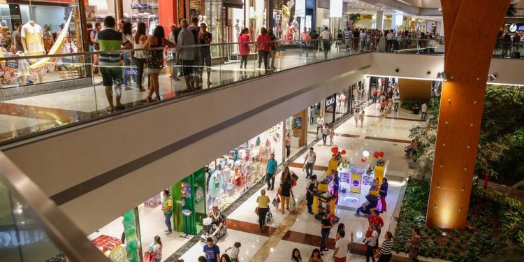 Comércio de rua, restaurantes e shoppings vão poder funcionar também aos fins de semana, anuncia Camilo