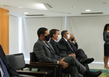Valdemar Costa Neto (à esquerda, de máscara branca) assiste à posse da deputada Flávia Arruda (PL-DF) como ministra da Secretaria de Governo no Palácio do Planalto nesta terça-feira (6) (Foto: Marcos Corrêa/Presidência da República)