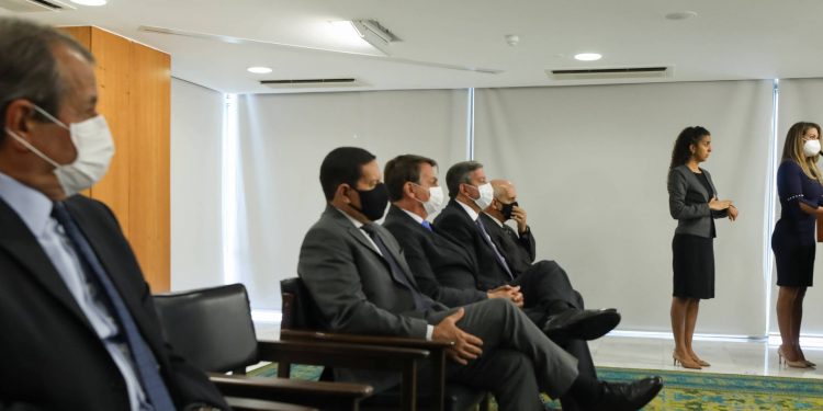 Presidência tira do ar foto de condenado no mensalão em cerimônia com Bolsonaro no Planalto