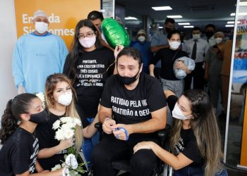 Cantor Vicente Nery recebe alta após ficar internado com Covid-19 em UTI