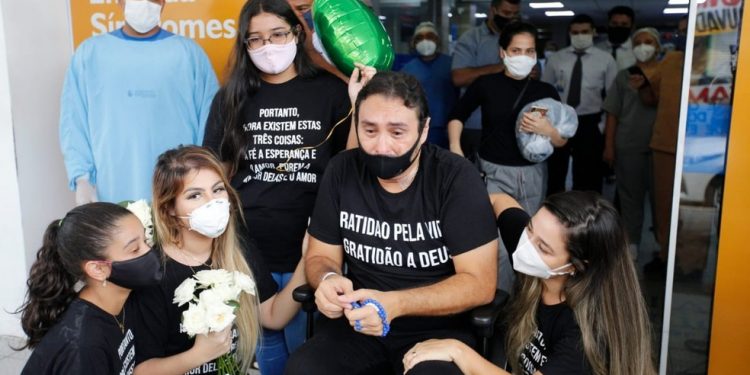 Cantor Vicente Nery recebe alta após ficar internado com Covid-19 em UTI