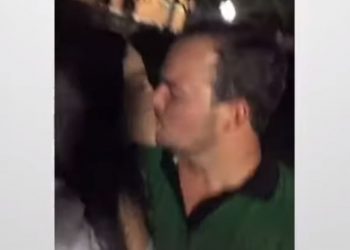 Participante do evento ilegal publicou vídeo beijando pelo menos 10 pessoas diferentes (Foto: Reprodução)