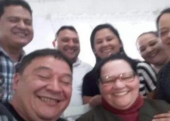 Cecília Almeida, de 69 anos (centro), perdeu o marido e quatro filhos; quinto também faleceu (Foto: Arquivo pessoal)