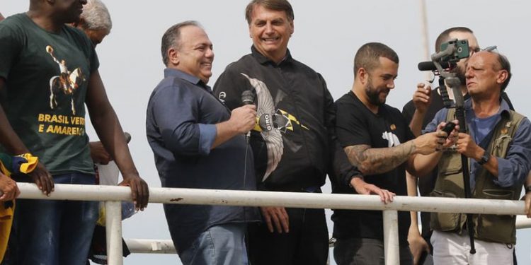 Com Pazuello e sem máscara, Bolsonaro causa aglomeração em ato no Rio