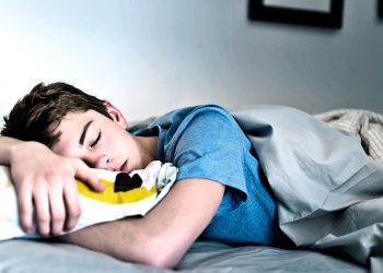 Algo está roubando o sono dos adolescentes, mas a solução é surpreendentemente simples – Por Jean Twenge