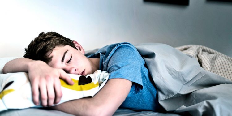 Algo está roubando o sono dos adolescentes, mas a solução é surpreendentemente simples – Por Jean Twenge