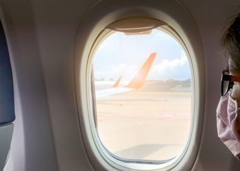 Viajantes sobre de áreas afetadas pela nova variante devem ser submetidos a teste para detectar Covid (Foto: Shutterstock)