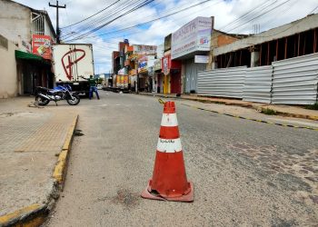 Uma das principais vias do Centro de Barbalha foi bloqueada no primeiro dia de isolamento social rígido (Foto: Samuel Pinheiro/Revista Cariri)