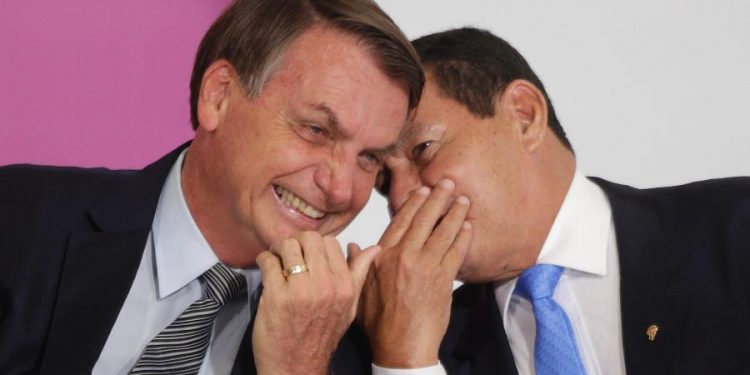 Com nova regra, Bolsonaro passará a ganhar R$ 41.544 e Mourão, R$ 63.511