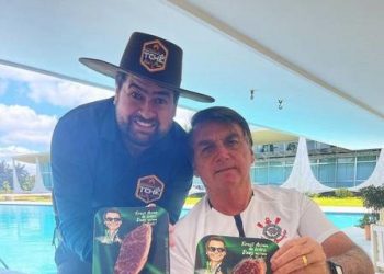 O “churrasqueiro dos artistas”, o artista e os dois bifinhos que somam R$ 1200 (Foto: Reprodução)