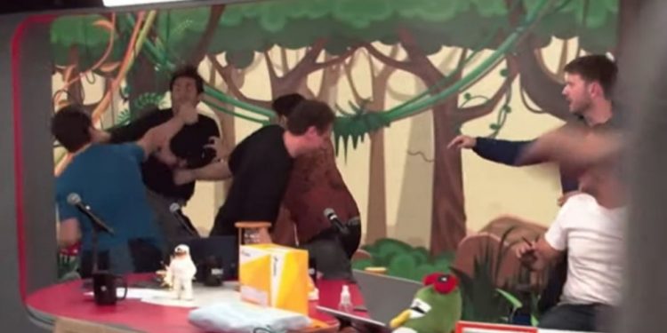 Discussão acaba em briga entre André Marinho e Tomé Abduch no Pânico; assista