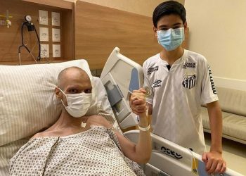 O prefeito Bruno Covas e o filho Tomás, em foto publicada em seu Instagram no dia 4 de maio (Foto: Reprodução/Instagram)