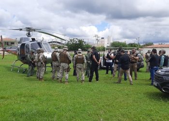 Policiais civis e militares usam drones e aeronaves da Cioper em busca por suspeito de matar escrivão em delegacia na cidade de Tauá (Foto: SSPDS/Divulgação)