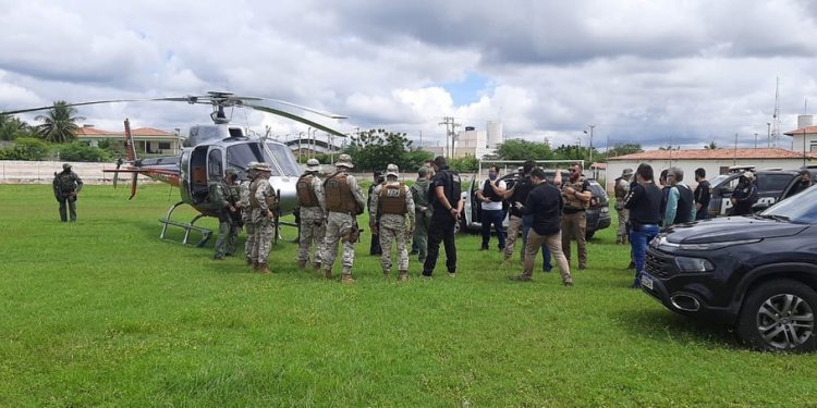 Buscas por preso que matou escrivão em delegacia estão concentradas em mata, com uso de drones e aeronaves em Tauá