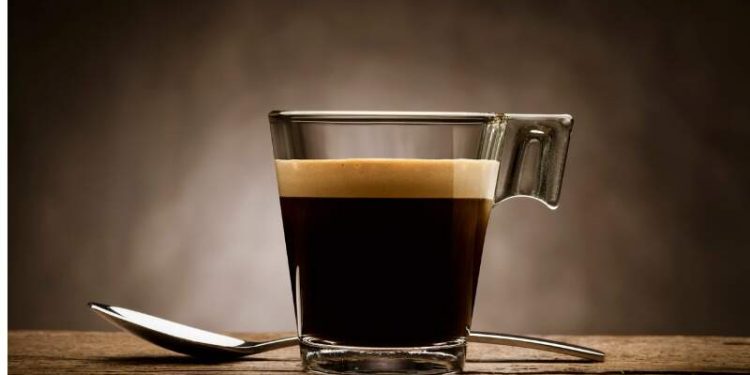 Beber café em jejum faz mal? Nutricionista explica