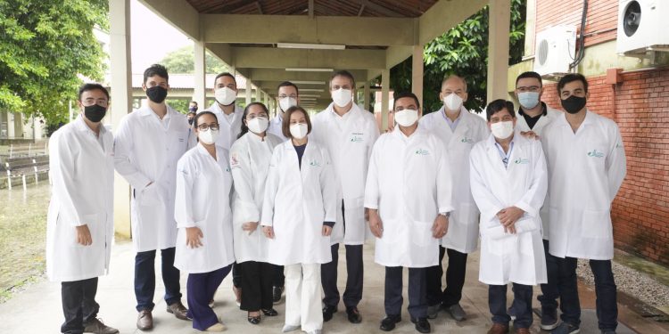 Camilo Santana visita laboratório da Uece que desenvolve vacina cearense contra a Covid-19