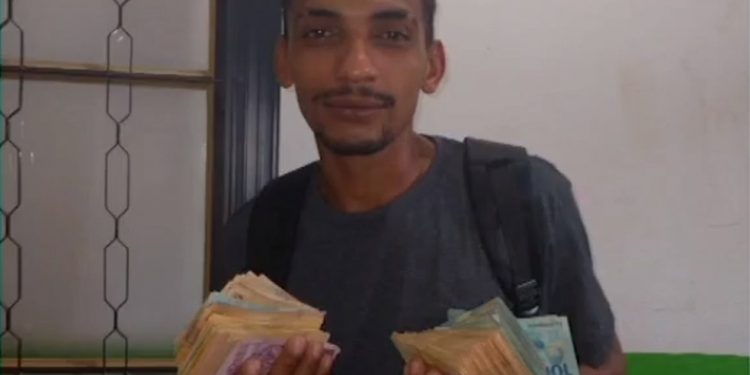 Catadores encontram R$ 28,8 mil em lixo e devolvem